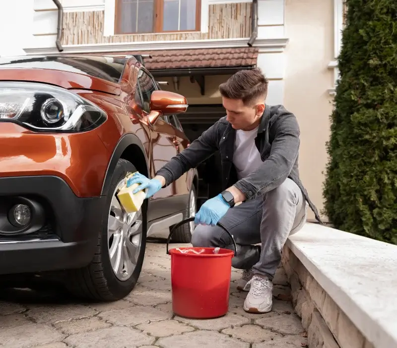 Lavage auto à domicile Saint-Julien-aux-Bois : professionnel intervenant sur un véhicule